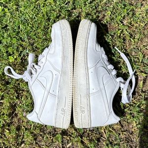• White Nike Air Force 1 •